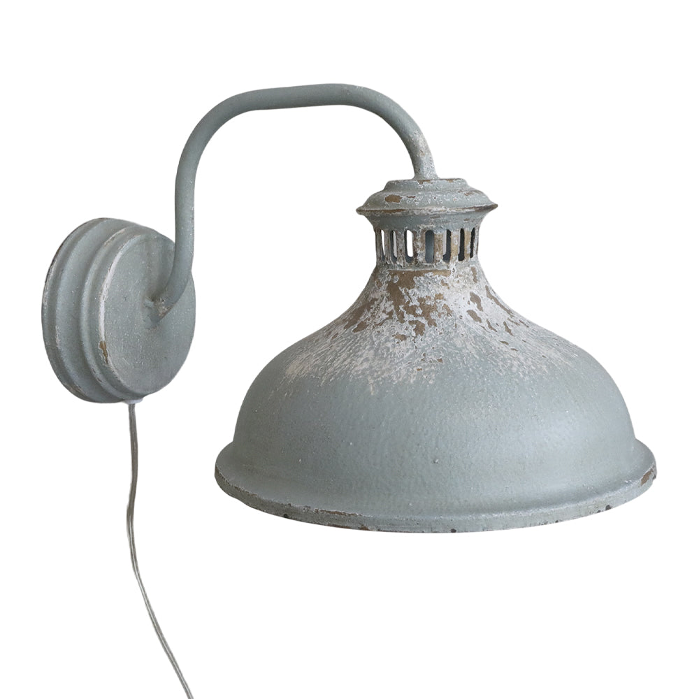 Antikolt felületű, szürkéskék színű, fém anyagú falilámpa.