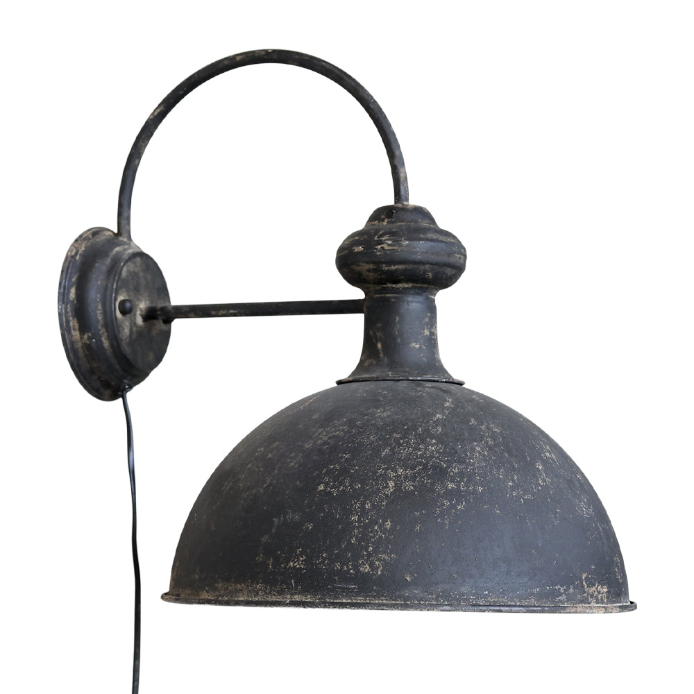 Antikolt felületű, fekete színű, fém anyagú falilámpa.