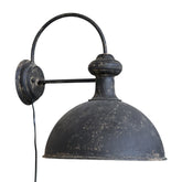 Antikolt felületű, fekete színű, fém anyagú falilámpa.