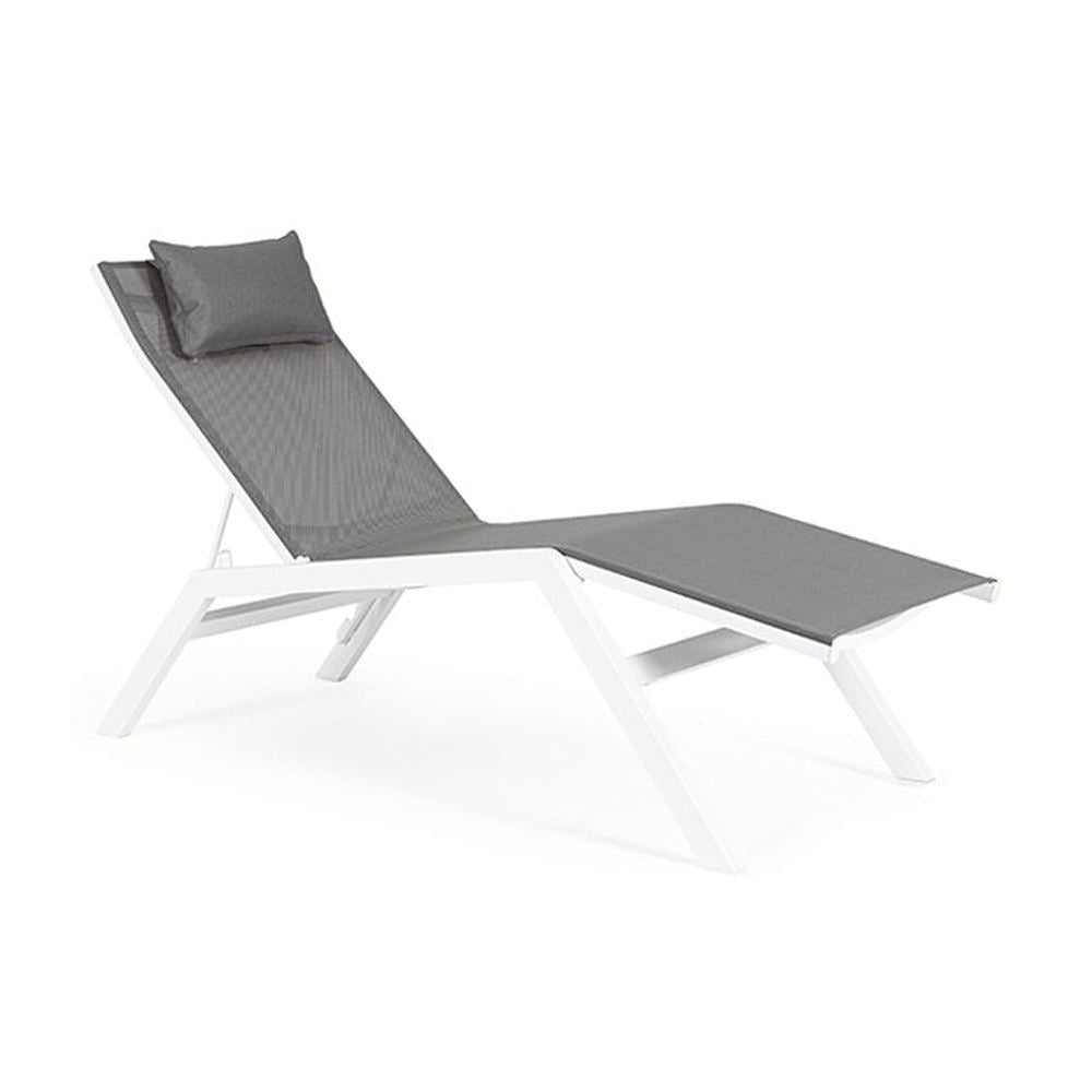 Fehér színű napozóágy.