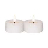 Két darab fehér színű, lángot utánzó LED teamécses fehér háttérrel, a Star Trading Flow kollekcióból.