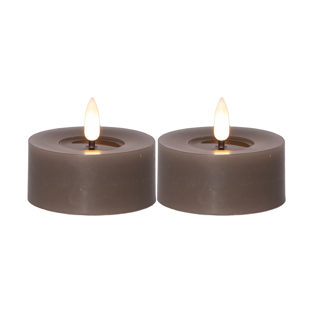 Két darab szürkésbarna színű, valódi viaszból készült LED teamécses meleg fényű, égő lángot utánzó hatással, fehér háttéren.