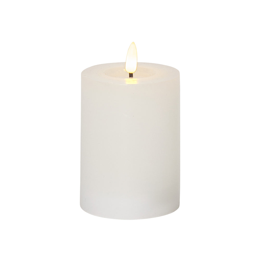 Fehér, henger alakú LED gyertya meleg fényű lánggal, a Star Trading FLOW kollekció 7,5 x 12,5 cm-es, élethű viaszbevonatú változata. Fehér, henger alakú LED gyertya meleg fényű lánggal, a Star Trading FLOW kollekció 7,5 x 12,5 cm-es, élethű viaszbevonatú változata.