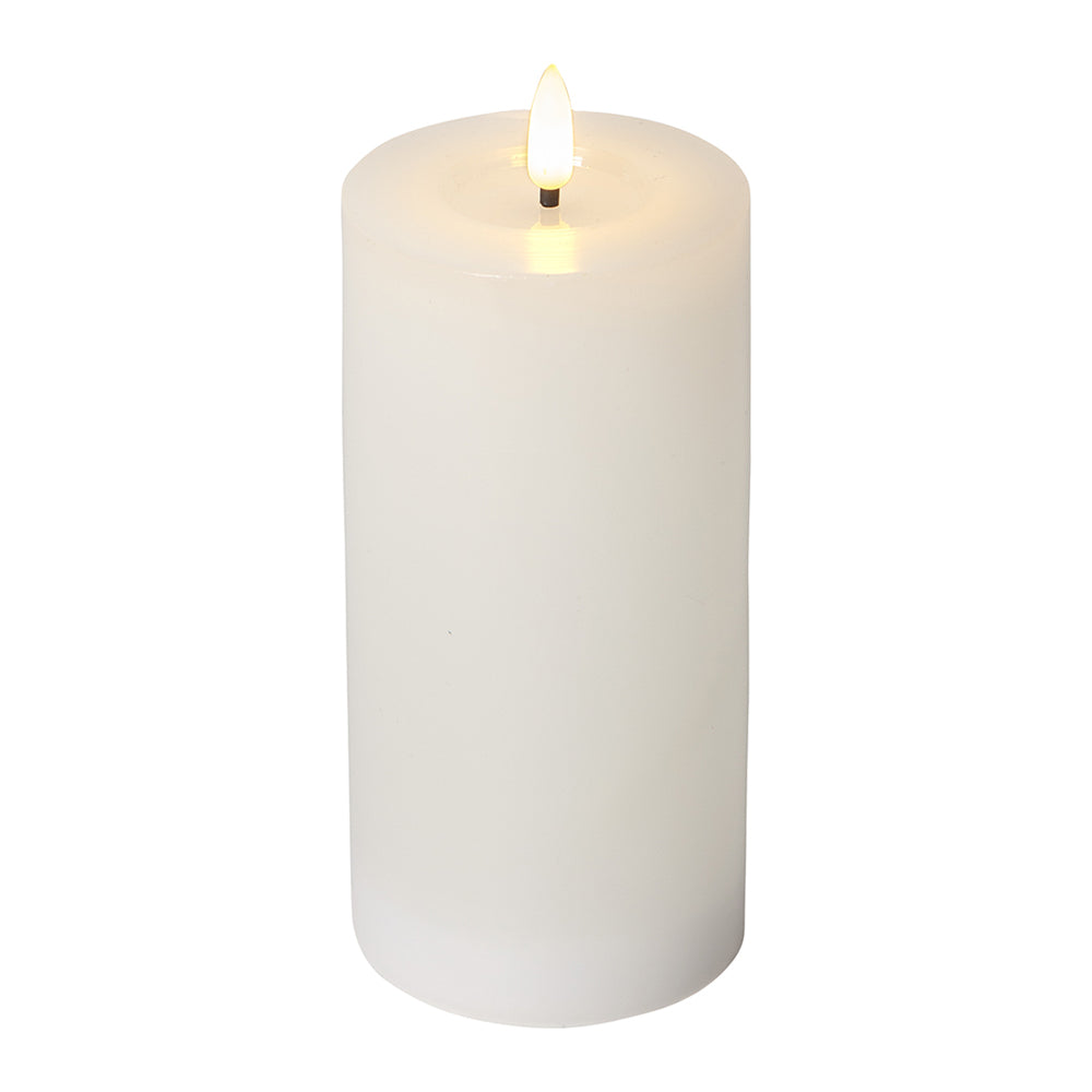 Fehér, henger alakú LED gyertya meleg fényű lánggal, a Star Trading FLOW kollekció 7,5 x 17,5 cm-es, élethű viaszbevonatú változata. Fehér, henger alakú LED gyertya meleg fényű lánggal, a Star Trading FLOW kollekció 7,5 x 17,5 cm-es, élethű viaszbevonatú változata.