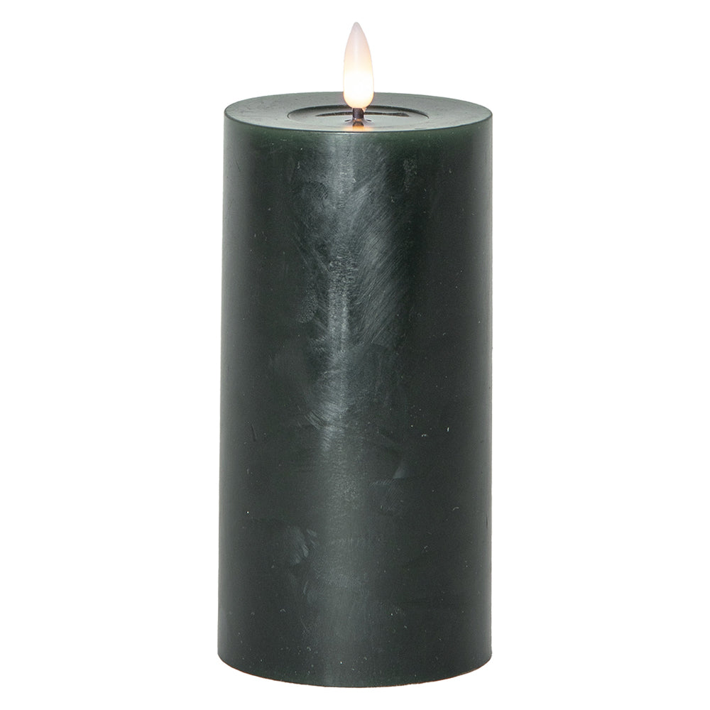 Zöld LED oszlopgyertya valódi viaszból, élethű pislákoló lánggal, fehér háttérrel, webshop termékfotóként.