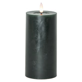 Zöld LED oszlopgyertya valódi viaszból, élethű pislákoló lánggal, fehér háttérrel, webshop termékfotóként.