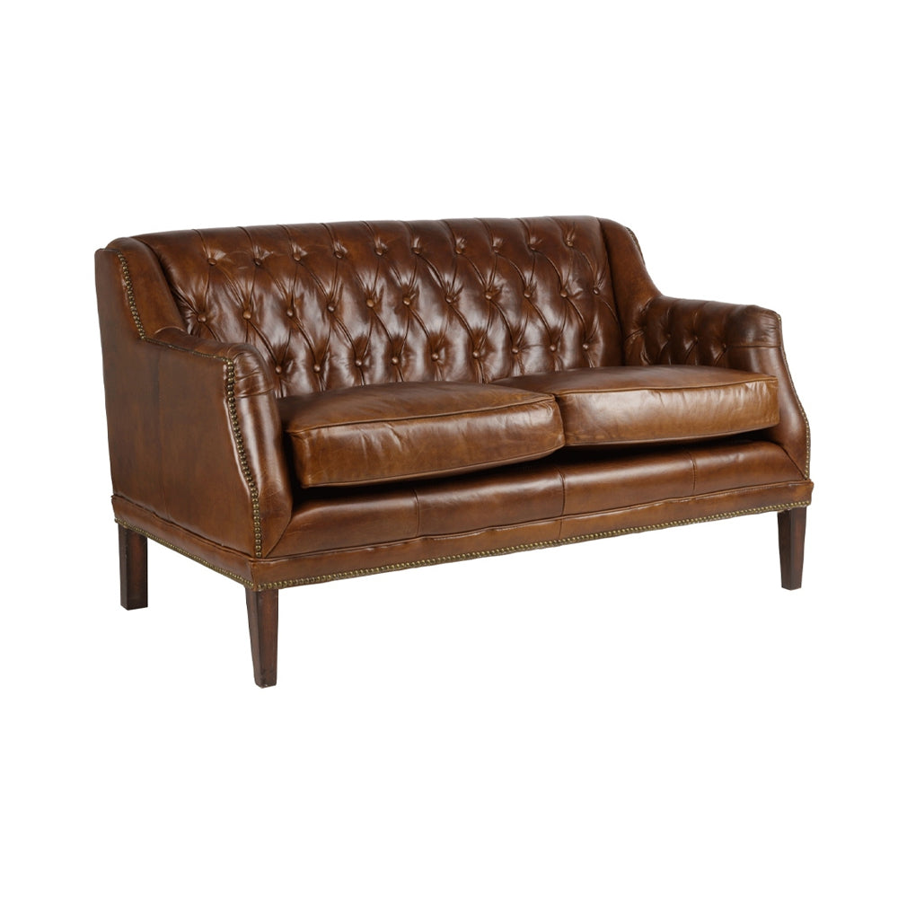 Vintage stílusú, kisebb méretű bőrkanapé ferde nézetből, sötétbarna lábakkal