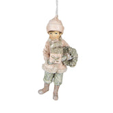 Részletgazdag Heritage pink kisfiú karácsonyfadísz, aranyos téli ruhában, ajándékcsomaggal és koszorúval.