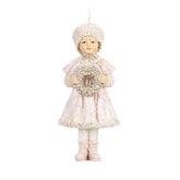 Közelkép a HERITAGE pink téli kislány karácsonyfadíszről, részletesen kidolgozott koszorúval.