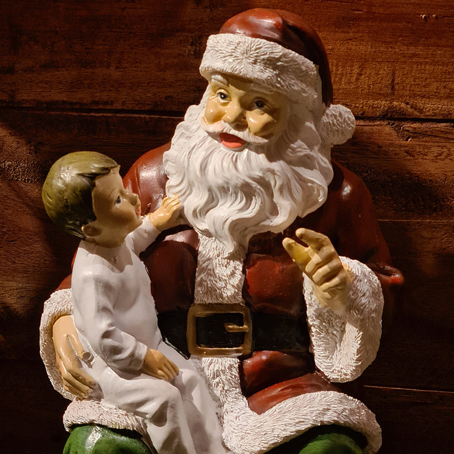 Vintage stílusú Mikulás figura ölében ülő kisfiúval