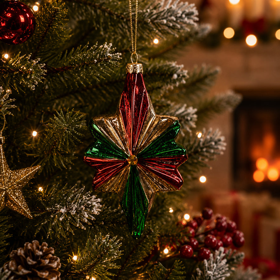 Christmas Heritage piros zöld üveg csillag karácsonyfadísz feldíszített karácsonyfán meleg ünnepi fények között