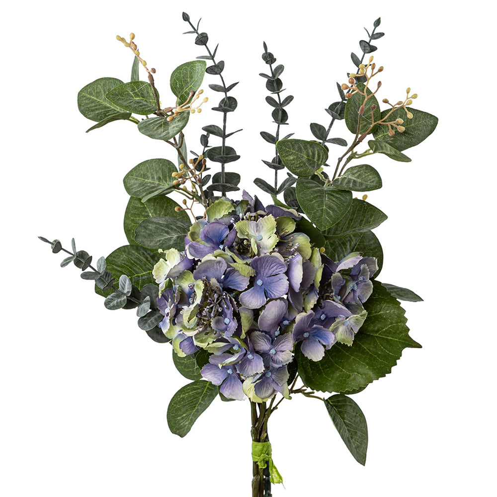 Kék-zöld árnyalatú, mű hortenziából és eukaliptusz levelekből álló csokor, 56 cm magas, fehér háttéren.