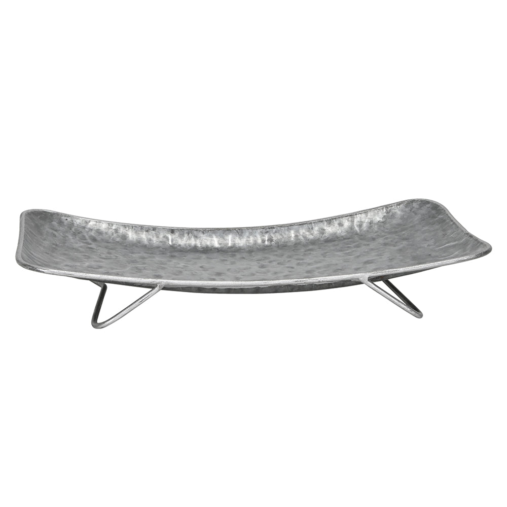 Egy téglalap alakú, ívelt kialakítású, szürke bádog tál négy gyertyával és szárazvirág dekorációval egy rusztikus fa felületen.