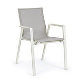 Krém színű, modern kerti szék.