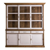 Három oldalról üvegezett, kétszintes fenyőfa tálalószekrény fehér és natúr kombinációban.