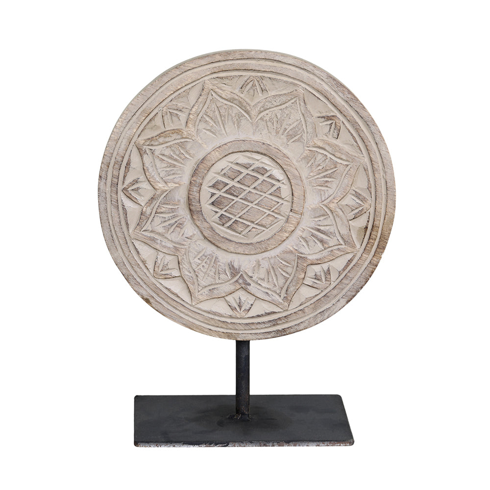 Fém talapzaton álló, antik szürkésbarna színű.