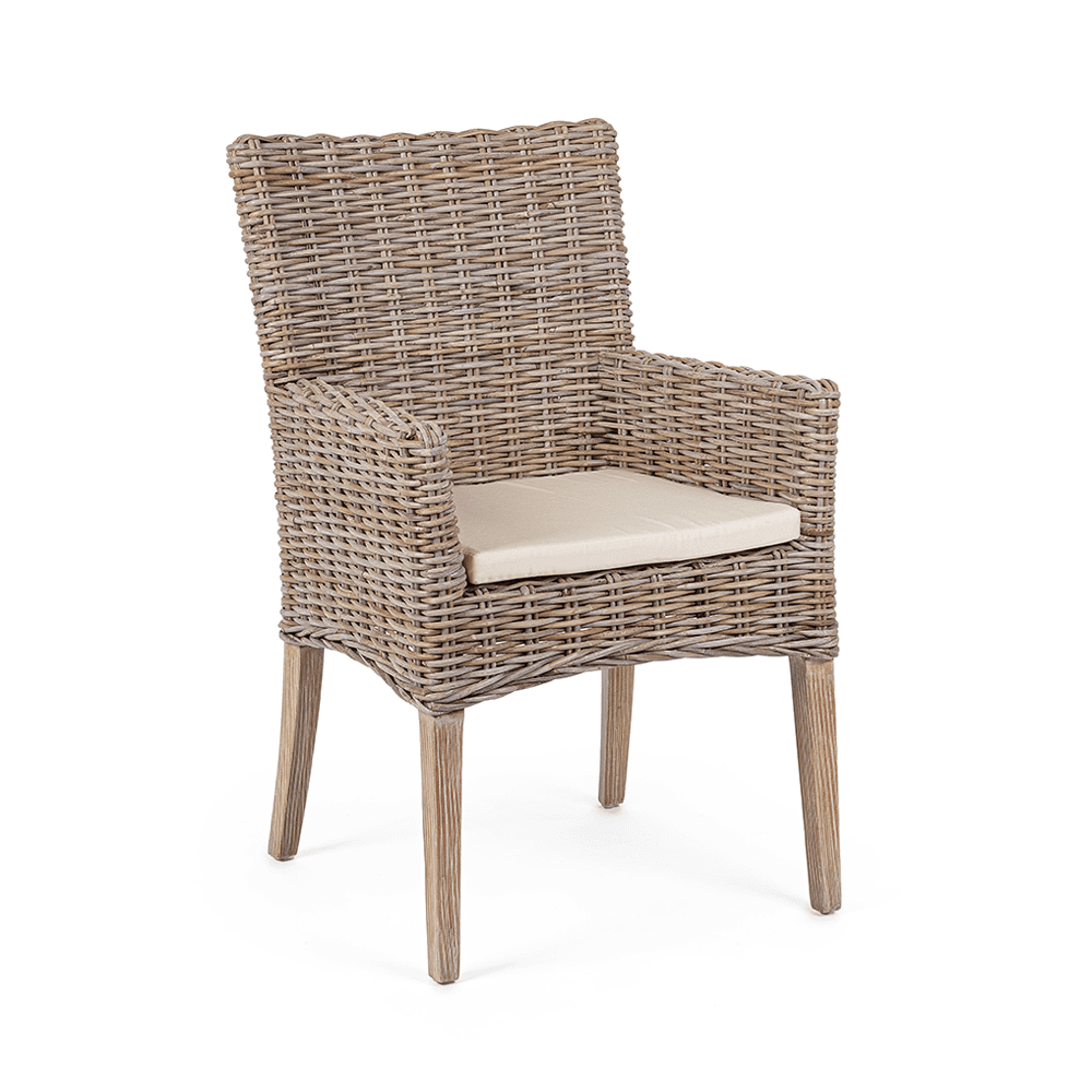 Natúr rattan MANOEL karosszék mahagóni vázzal és világos ülőpárnával, döntött nézetből.