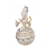 Krémszínű díszes ruhát viselő, márkiné formájú karácsonyfadísz.