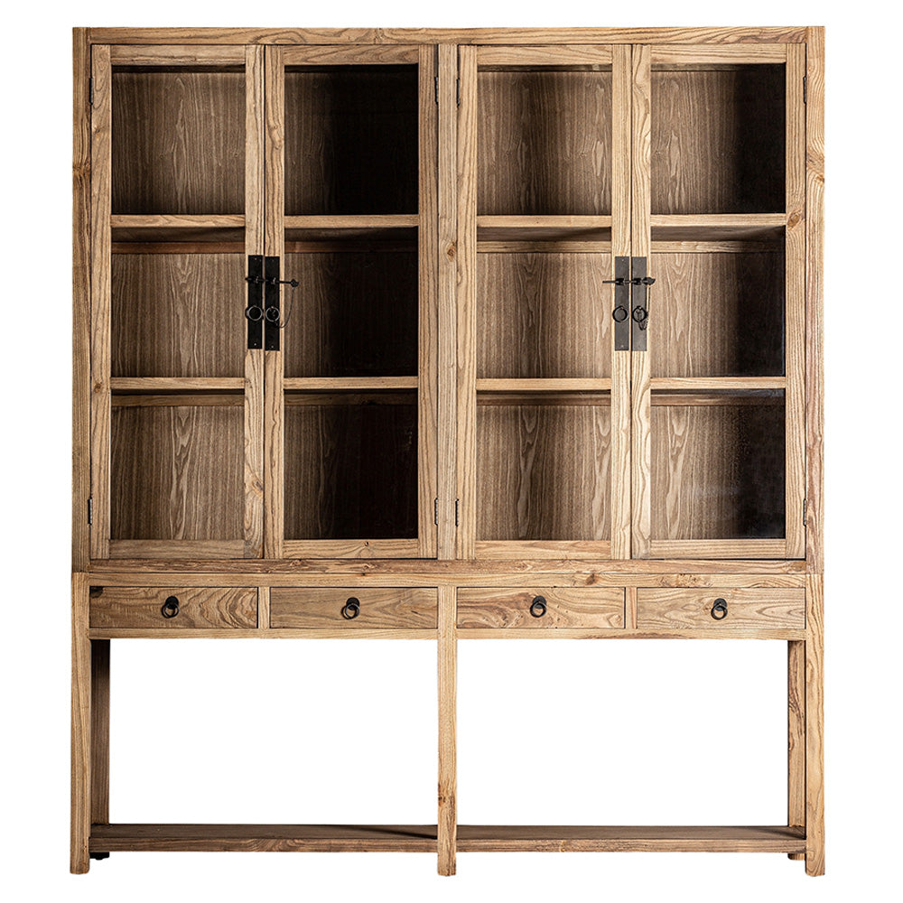 Natúr színű, pácolt felületű szilfából készült, 2 ajtós és 4 fiókos nagy vitrines szekrény.