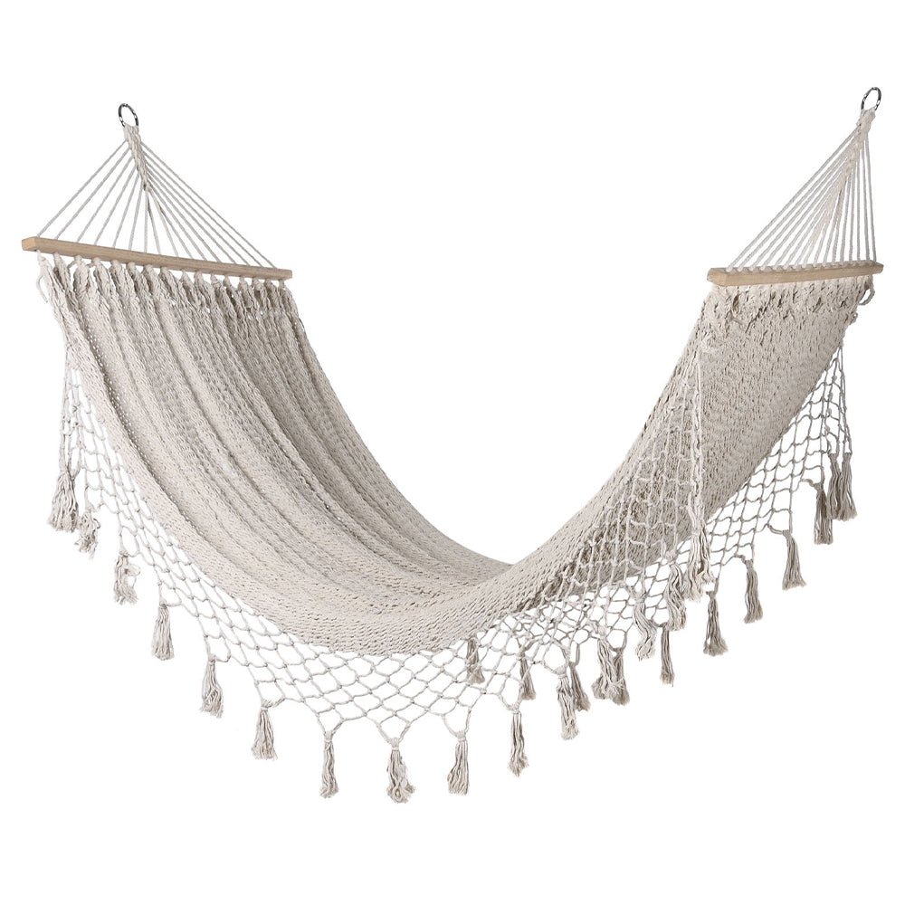 Maya Swing fehér pamut függőágy makramé díszítéssel, oldalnézetből.