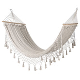 Maya Swing fehér pamut függőágy makramé díszítéssel, oldalnézetből.