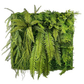 Mű páfrányokból és mesterséges mohából készült, növényfal panel.