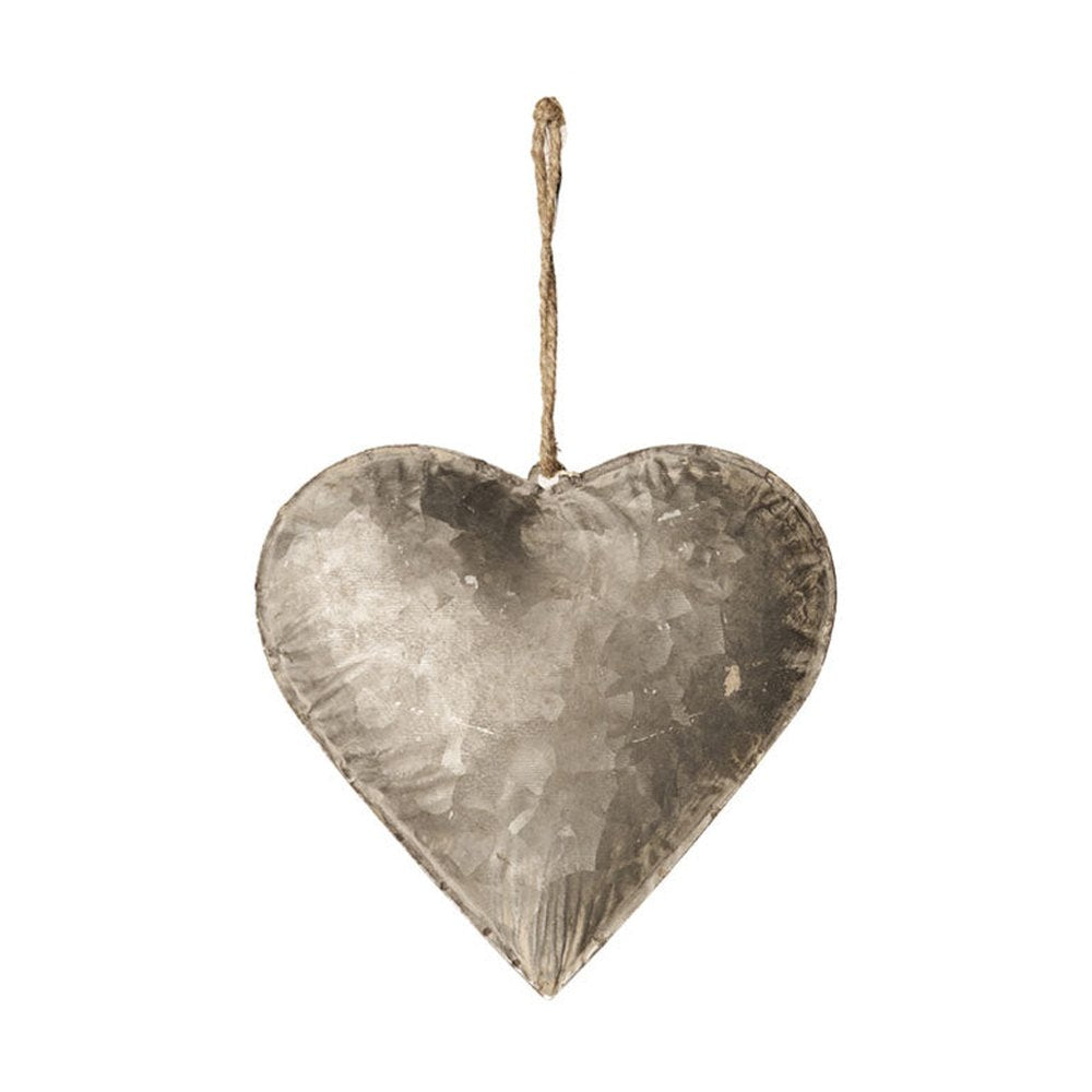 Nagyméretű, függeszthető bádog szív dekoráció.