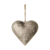 Nagyméretű, függeszthető bádog szív dekoráció.