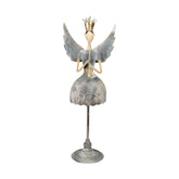 Koronát viselő fém angyal figura harsonával a kezében.