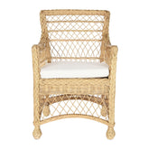 Rattan karosszék, fehér ülőpárnával.