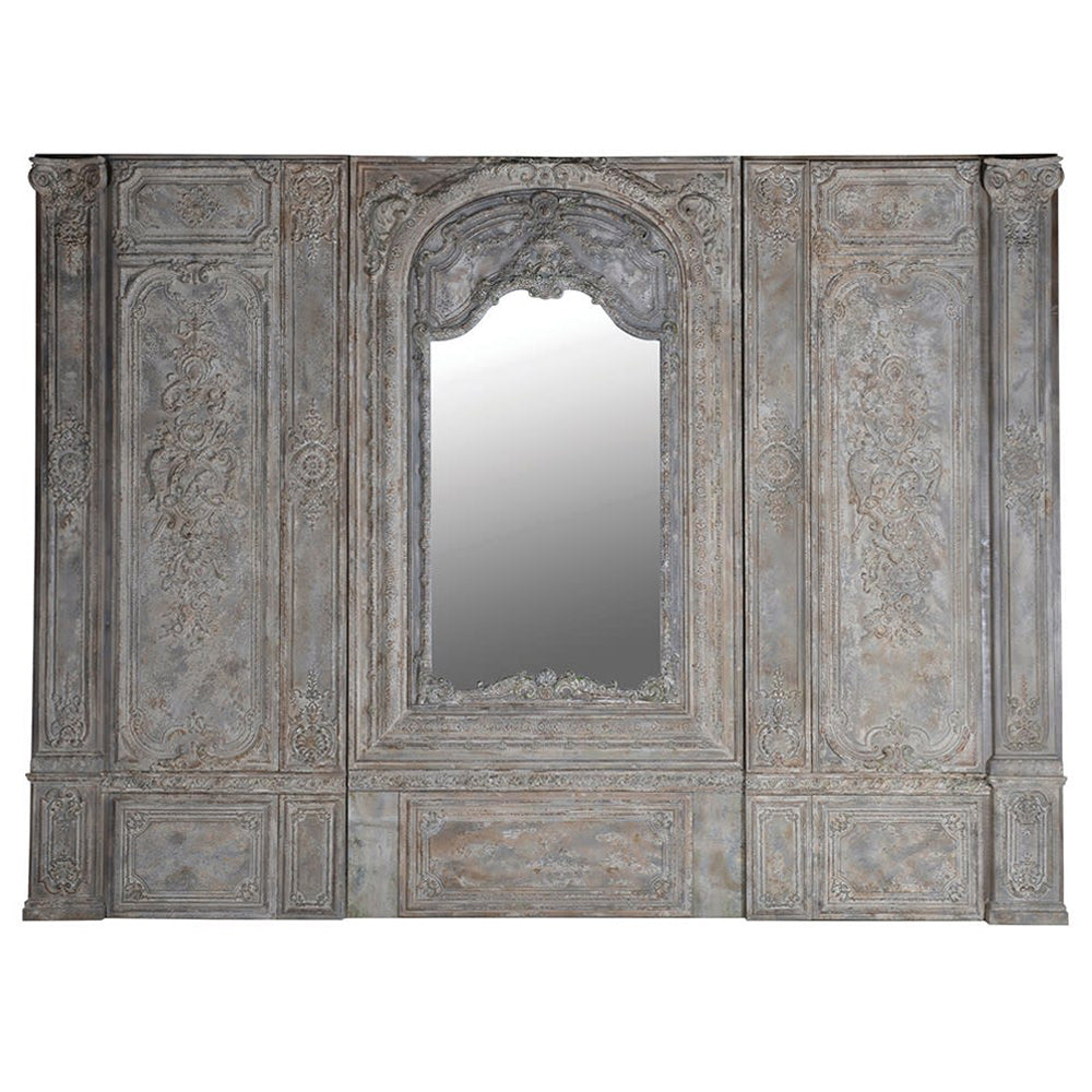 Koloniál stílusú, fából és műgyantából készült, háromosztatú dekoratív falpanel tükörrel.