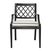 Matt fekete színű, porszórt alumíniumból készült, fehér színű Sunbrella ülőpárnával rendelkező, formatervezett kerti karosszék.