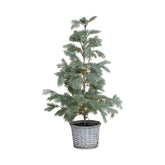 Chic Antique PINE 90 cm-es zöld LED-es műfenyő fonott kosárban, fehér háttér előtt