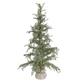 Chic Antique PINE 150 cm-es havas dekor műfenyő tobozokkal és jutával borított talppal, fehér háttér előtt