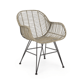 Natúr rattan karosszék fekete acél lábakkal fehér háttér előtt.