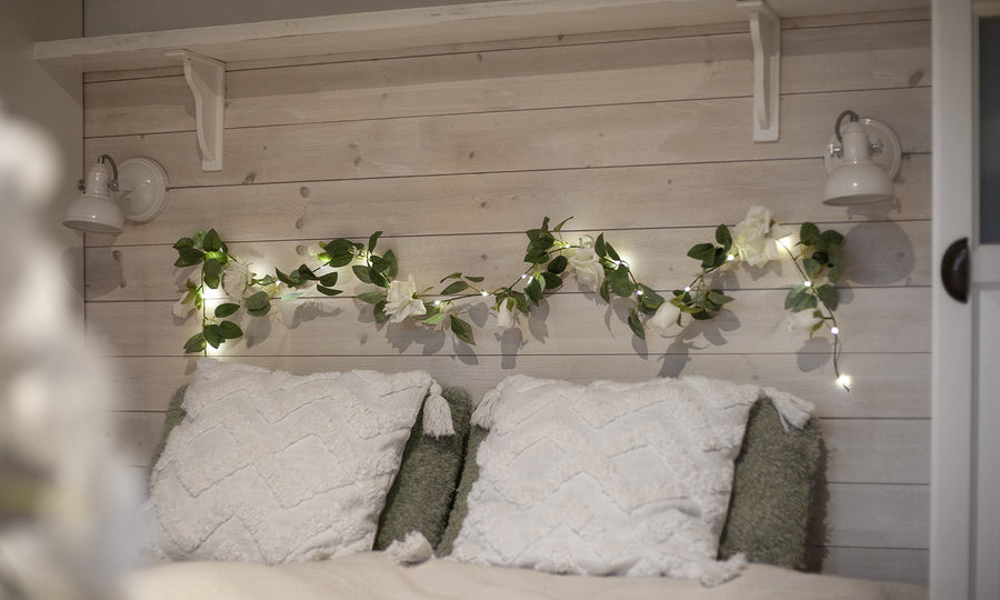 romantikus világító rózsa girland enteriőrben