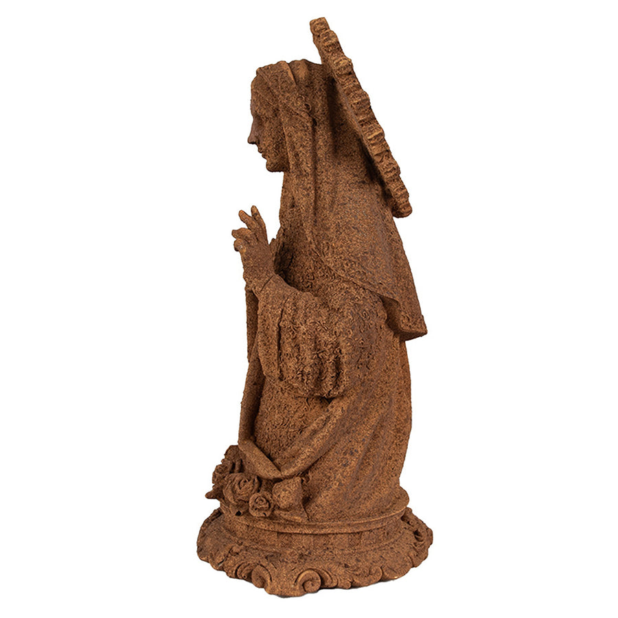 Rozsdabarna színű, antikolt felületű Madonna figura..