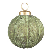 Patinás zöld színű, vintage megjelenésű üveg karácsonyfadísz.