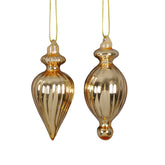 Aranyszínű, csepp alakú üveg karácsonyfadísz szett két különböző formával, függesztve.