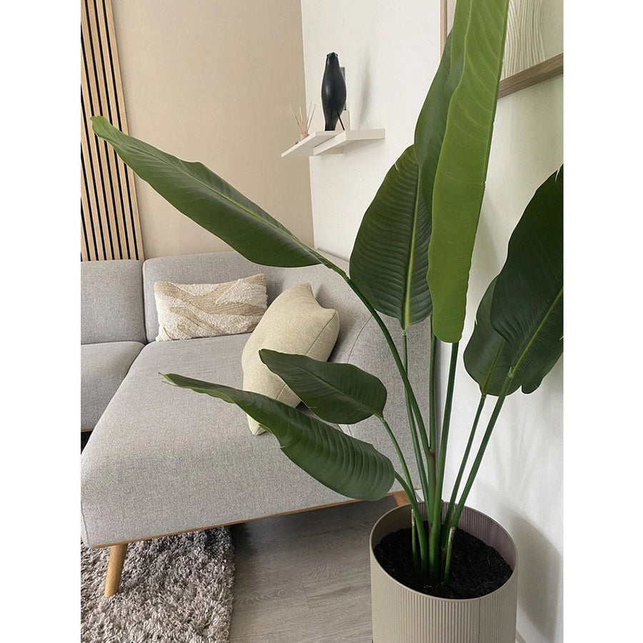 Real Touch hatású, 120 cm magas mű strelitzia növény világos, skandináv stílusú nappaliban.