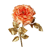 Fényes aranyszínű szárú és levelű, lazac színárnyalatú szatén rózsa művirág .