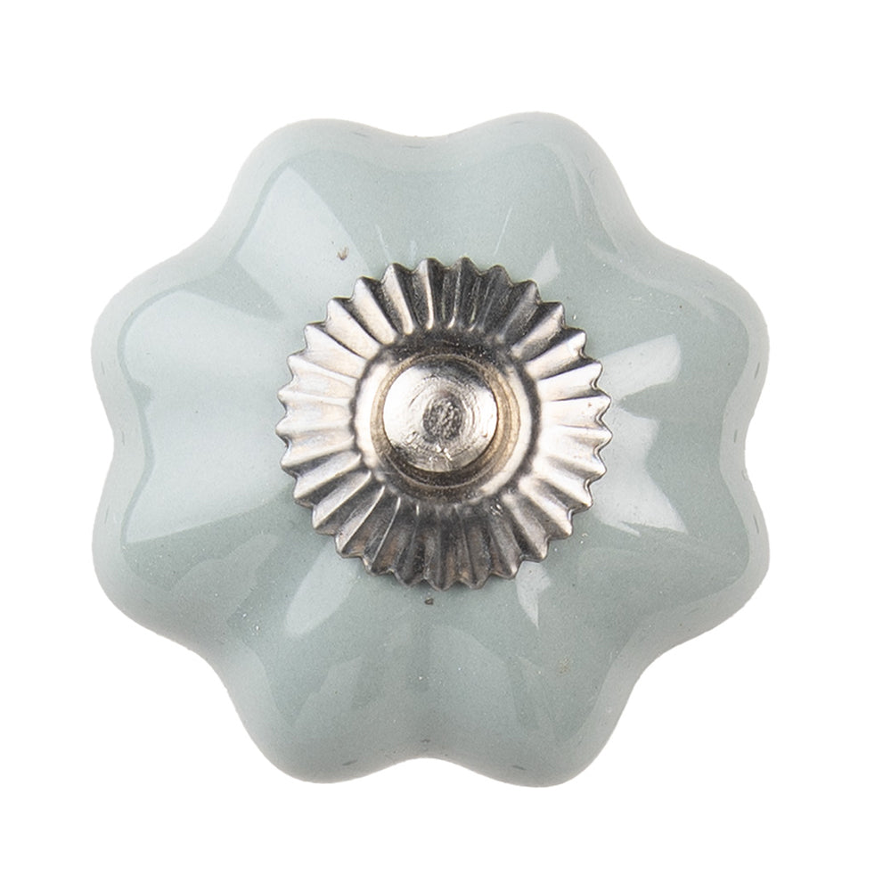 Szürke kerámia fiókgomb bordázott mintával, elölnézeti kép.