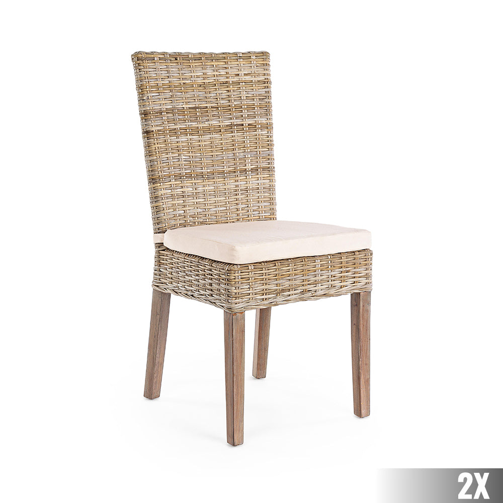 TAVIRA natúr rattan étkezőszék krémszínű párnával, szögletes nézetben.