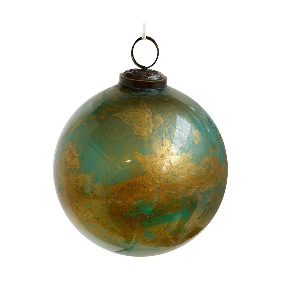 12 cm átmérőjű gömb karácsonyfadísz zöld arany márványmintával a Marble kollekcióból kézműves üveg sárgaréz foglalattal