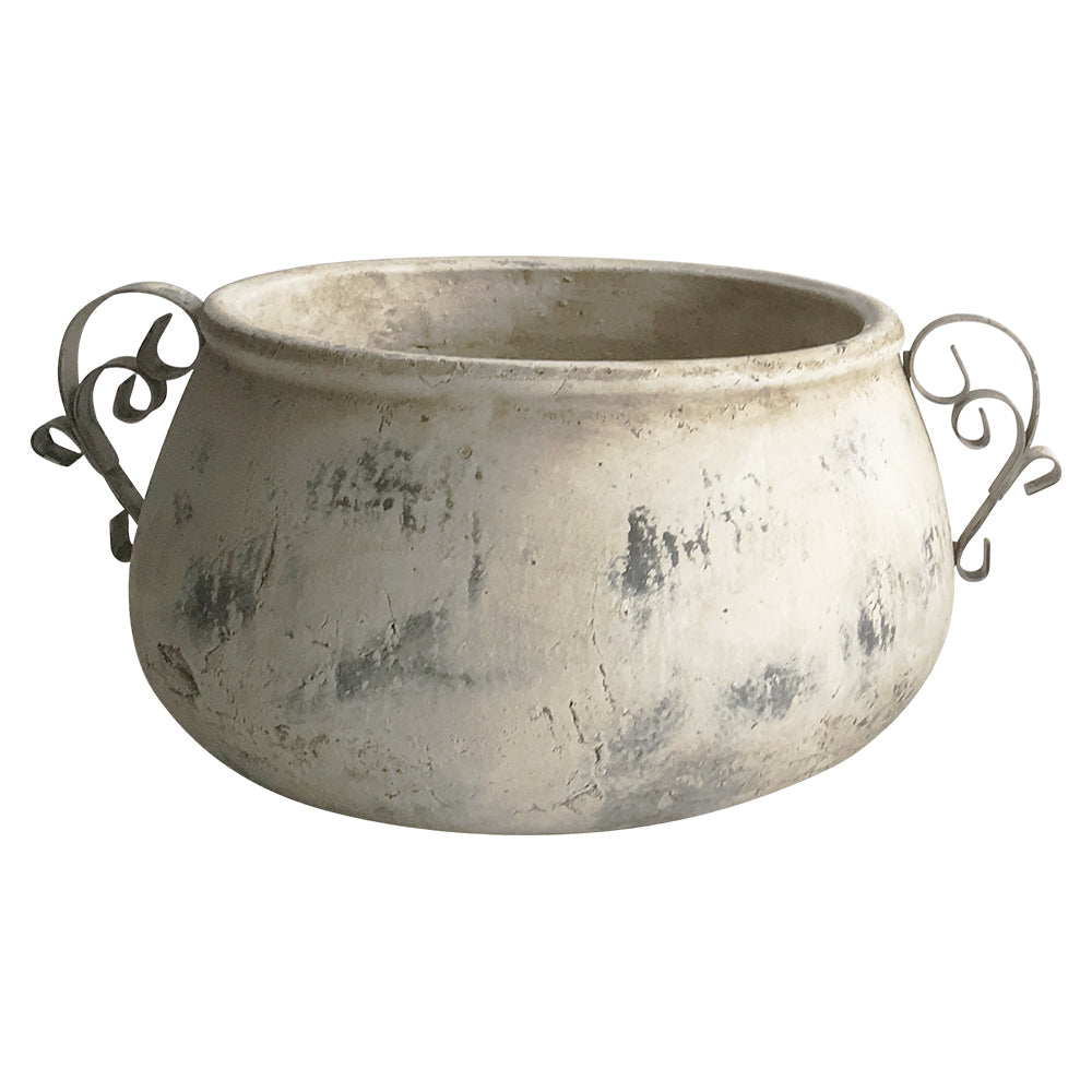 VALO kollekció krémszínű kerámia kaspó antikolt felülettel és fém fülekkel – elölnézeti kép