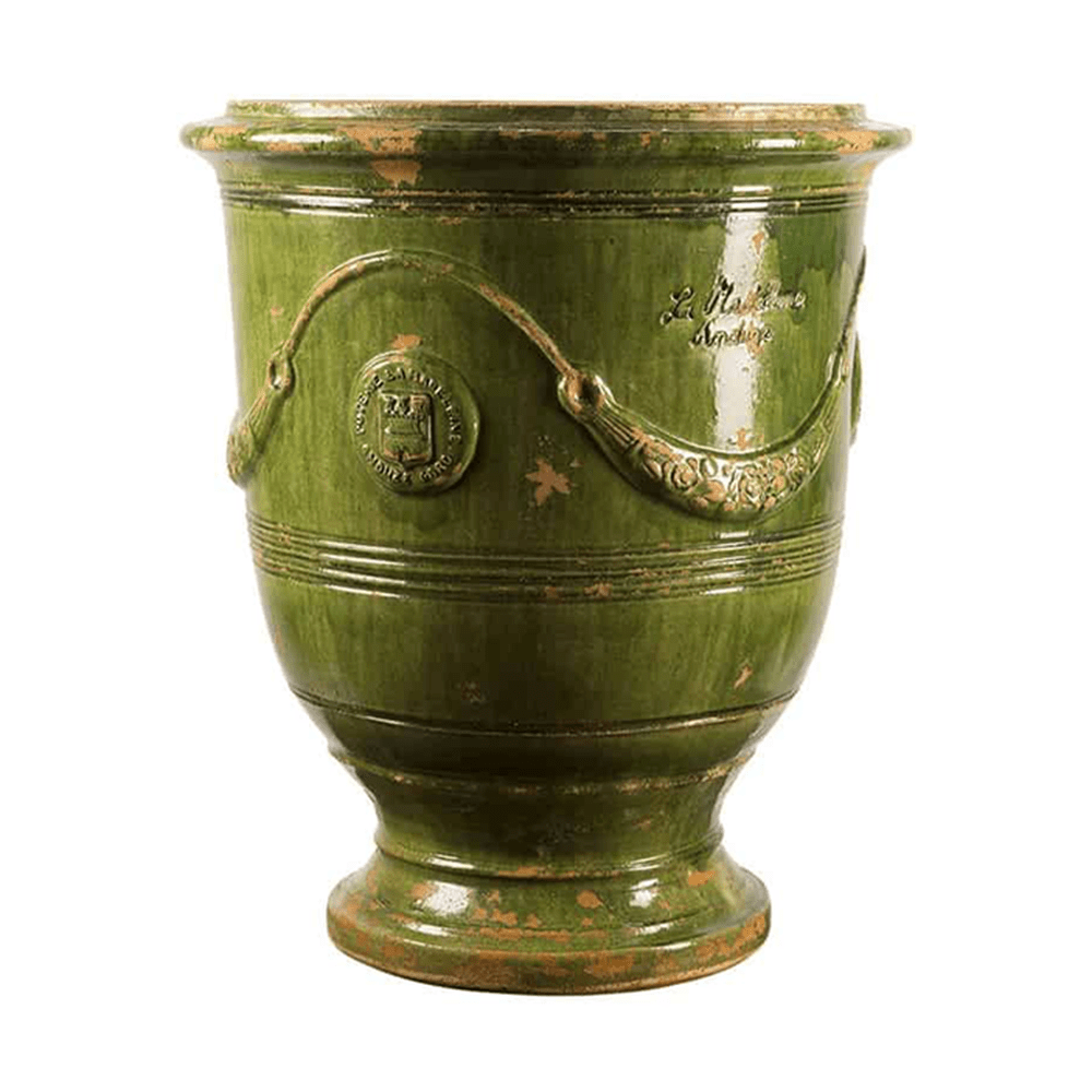 Nagy méretű, antik zöld mázas anduze kerámiakaspó a Vase d' Anduze Emaillés Tradition kollekcióból, Medici stílusú füzérdíszítéssel.