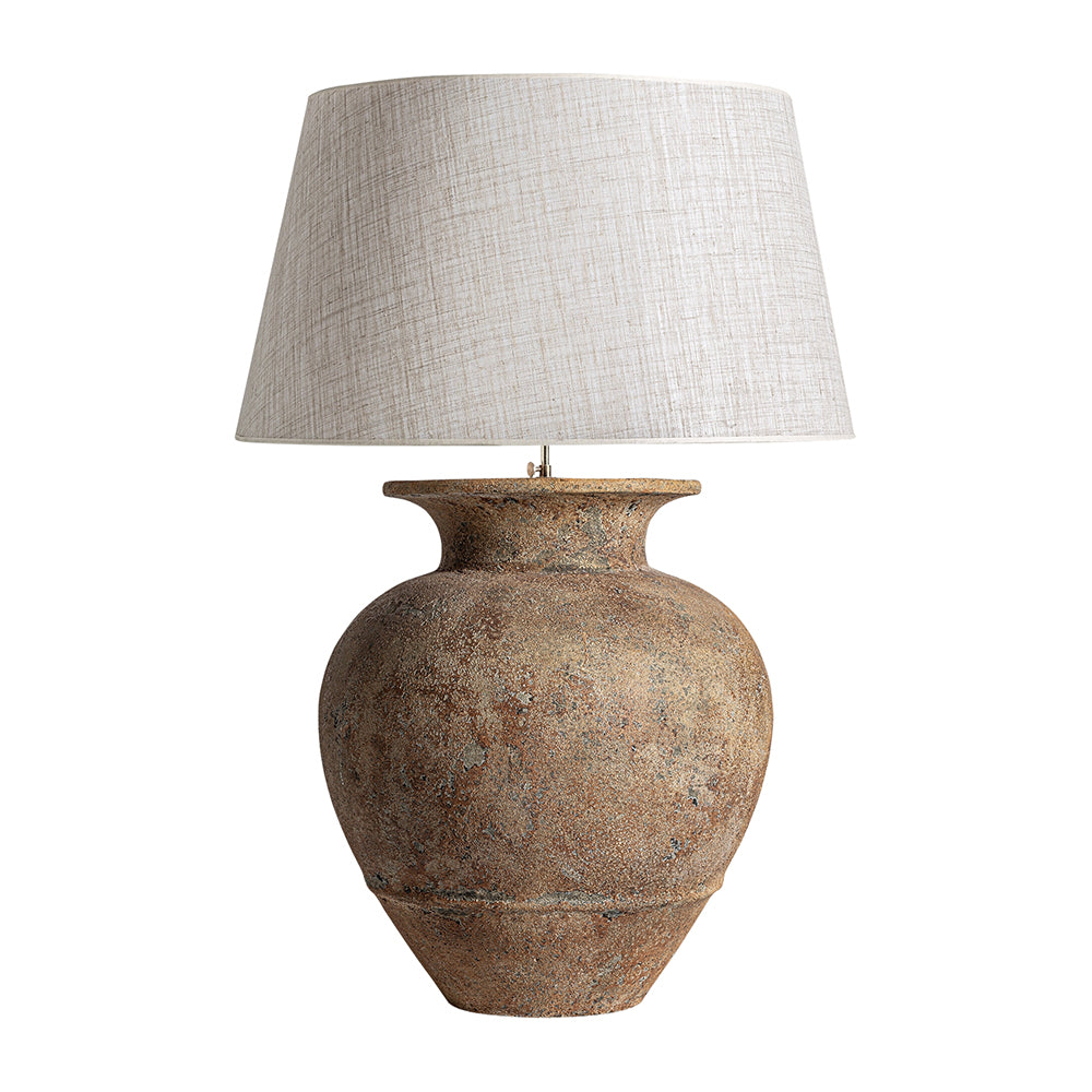 Barna színű, égetett kerámiából készült, óriás kézműves asztali lámpa.