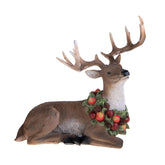 Ünnepi gyümölcskoszorúval díszített, karácsonyi szarvas figura.