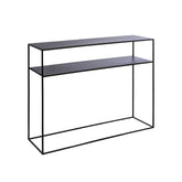 Modern stílusú, 1 darab polccal felszerelt, fekete színű fém konzolasztal.
