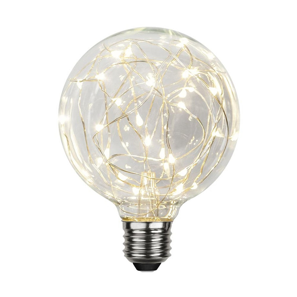 Decoled meleg fehér fényű LED dekorációs izzó áttetsző üveggel, melynek belsejében egy 25 égős fényfüzér került elhelyezésre.